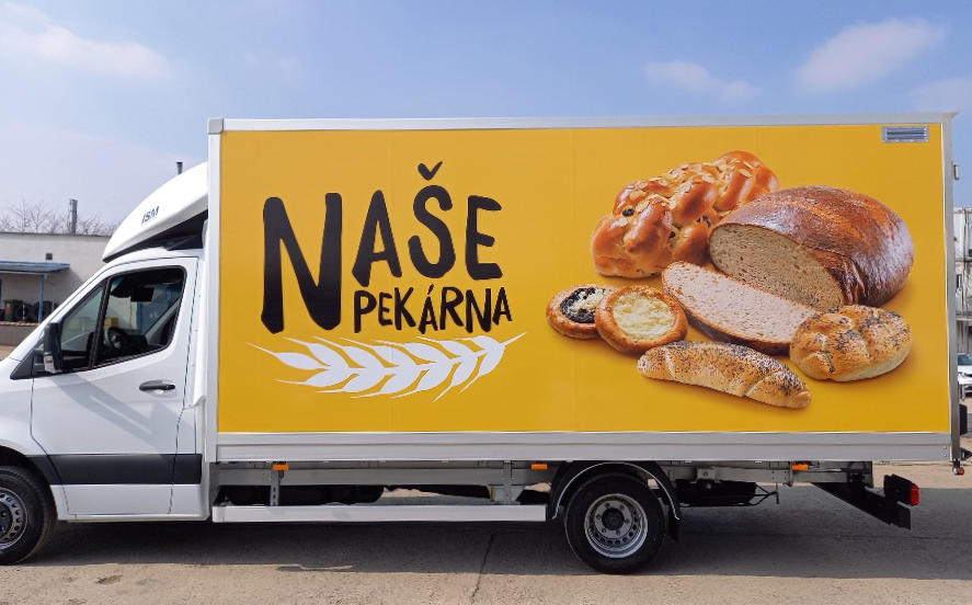 Flotila aut s novými polepy